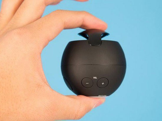 Cụm nút tăng giảm âm lượng trên thân loa. Bộ đôi loa di động và headset Sony hỗ trợ NFC