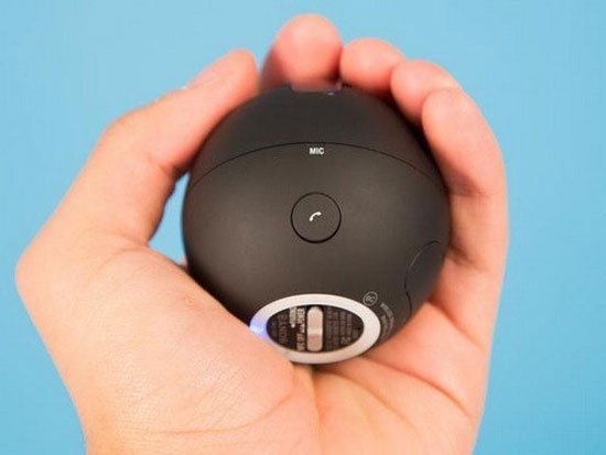 SRS-BTV5 cũng hỗ trợ chức năng đàm thoại rảnh tay nhờ micro tích hợp. Bộ đôi loa di động và headset Sony hỗ trợ NFC