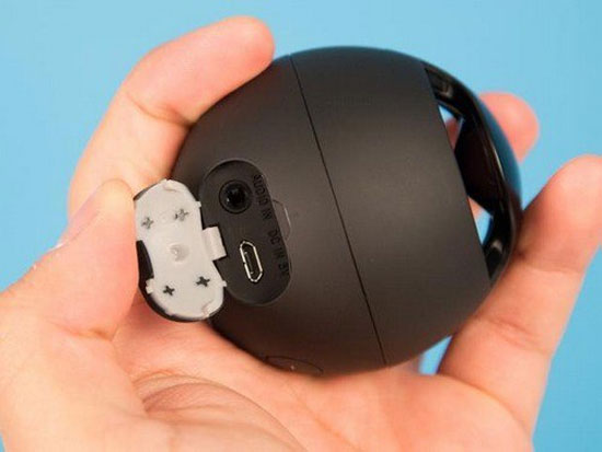 Cổng 3,5mm cho tín hiệu âm thanh đầu vào và cổng USB hỗ trợ sạc pin cho loa. Bộ đôi loa di động và headset Sony hỗ trợ NFC