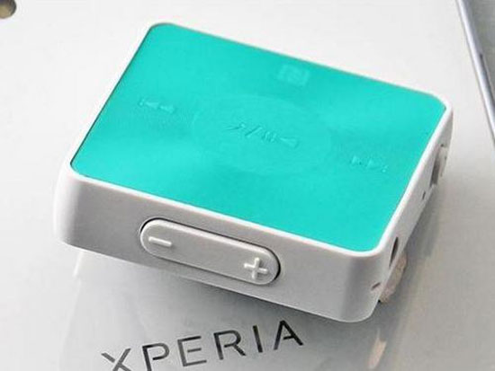 SBH20 được trang bị đầy đủ các phím chức năng hỗ trợ chơi nhạc cũng như nhận và trả lời cuộc gọi từ thiết bị di động. Bộ đôi loa di động và headset Sony hỗ trợ NFC