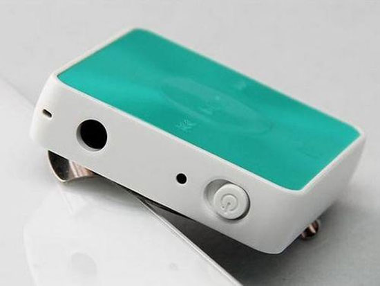 Ngõ cắm tai nghe chuẩn 3,5mm, đèn LED báo trạng thái hoạt động và nút nguồn trên thiết bị. Bộ đôi loa di động và headset Sony hỗ trợ NFC