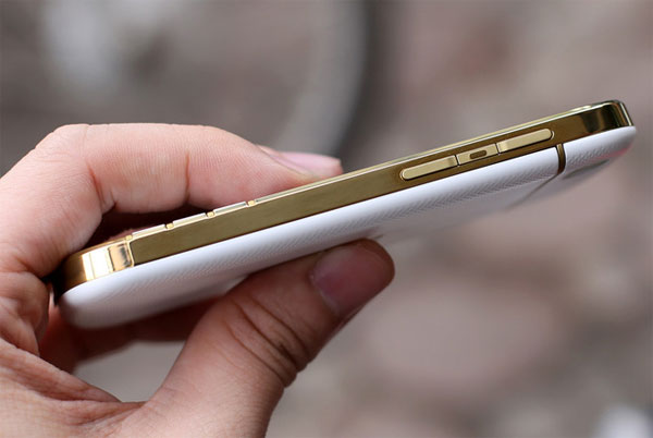 Toàn bộ phím ở hông cũng cùng màu với khung viền nhưng có dạng sơn không bóng BlackBerry Q10 bản vàng đặc biệt giá 17 triệu đồng