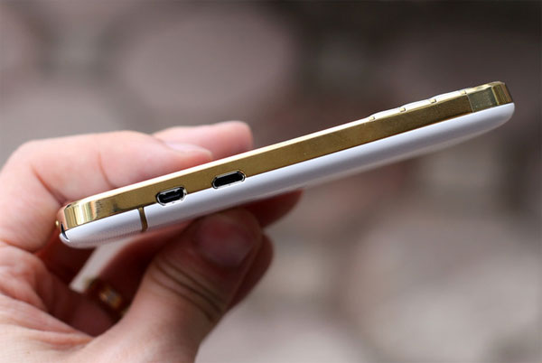 Cổng microHDMI và microUSB ở viền trái không giống thiết kế gốc ban đầu BlackBerry Q10 bản vàng đặc biệt giá 17 triệu đồng