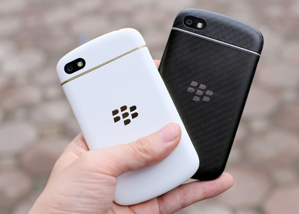 Mặt lưng nhựa Q10 vàng sử dụng vân sần dạng chấm nhỏ, không trơn nhẵn với vân carbon như Q10 màu đen BlackBerry Q10 bản vàng đặc biệt giá 17 triệu đồng