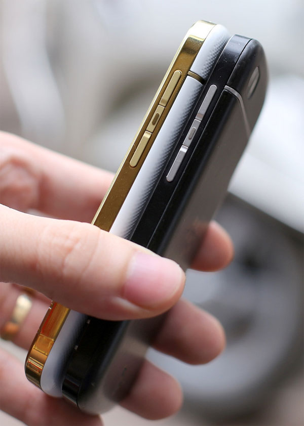 Với việc được BlackBerry chế tác, mức độ hoàn thiện của BlackBerry bản Gold Special tỏ ra chau chuốt và kỹ càng BlackBerry Q10 bản vàng đặc biệt giá 17 triệu đồng