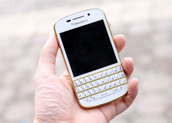 Phụ kiện đi kèm với BlackBerry Q10 Gold Special Edition BlackBerry Q10 bản vàng đặc biệt giá 17 triệu đồng