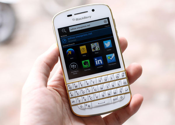 Model này chạy BlackBerry 10.2 BlackBerry Q10 bản vàng đặc biệt giá 17 triệu đồng