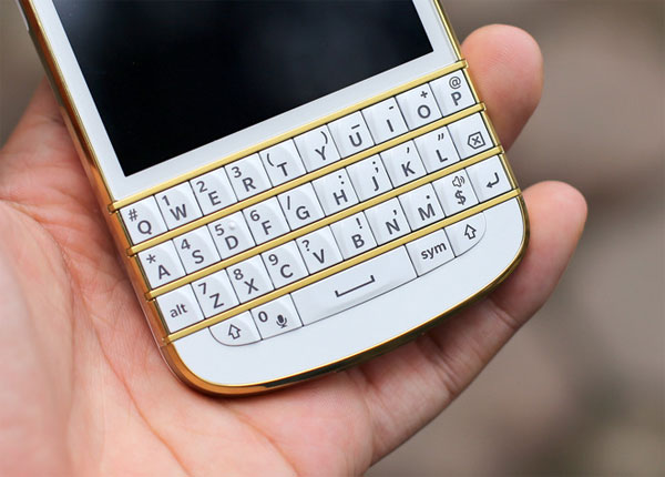 Bàn phím QWERTY đầy đủ trên Q10 với các thanh ngăn màu vàng, thanh vì màu sáng bạc như trên bản thông thường BlackBerry Q10 bản vàng đặc biệt giá 17 triệu đồng