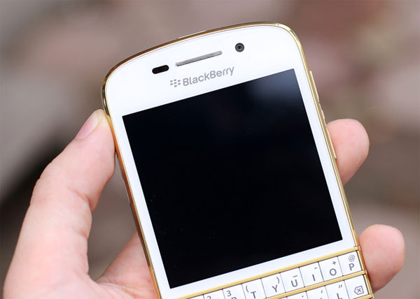 Màn hình cảm ứng 3,1 inch sử dụng công nghệ AMOLED với độ phân giải 720 x 720 pixel BlackBerry Q10 bản vàng đặc biệt giá 17 triệu đồng