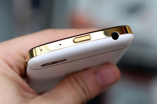 Model màu vàng do BlackBerry thực hiện có phần khung viền vàng bóng và nhẵn khá đẹp mắt BlackBerry Q10 bản vàng đặc biệt giá 17 triệu đồng