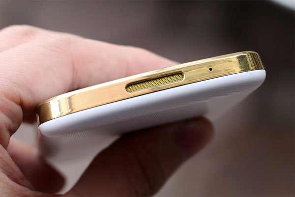 Loa ngoài ở cạnh đáy cũng có màu vàng BlackBerry Q10 bản vàng đặc biệt giá 17 triệu đồng