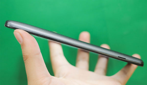 Phía dưới là cổng microUSB và cổng kết nối slimport Mở hộp Phablet cao cấp G Pro 2 của LG