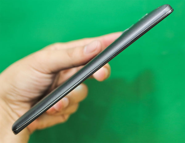 Jack cắm tai nghe, micro và cổng hồng ngoại ở phía trên đỉnh máy Mở hộp Phablet cao cấp G Pro 2 của LG