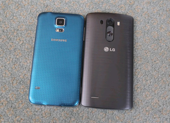 So dáng cùng Samsung Galaxy S5. Về máy ảnh, LG G3 lấy nét nhanh hơn cả smartphone của Samsung. LG G3 đọ dáng cùng One M8, Galaxy S5 và Xperia Z2