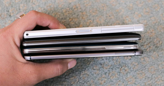 Cạnh bên trái của 4 model, lần lượt từ trên xuống là Z2, G3, S5 và M8. LG G3 đọ dáng cùng One M8, Galaxy S5 và Xperia Z2