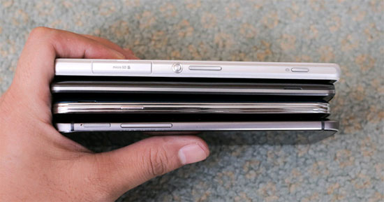 Cạnh phải LG G3 đọ dáng cùng One M8, Galaxy S5 và Xperia Z2