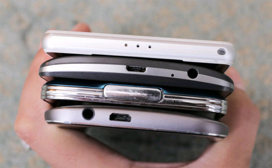 Phía dưới LG G3 đọ dáng cùng One M8, Galaxy S5 và Xperia Z2