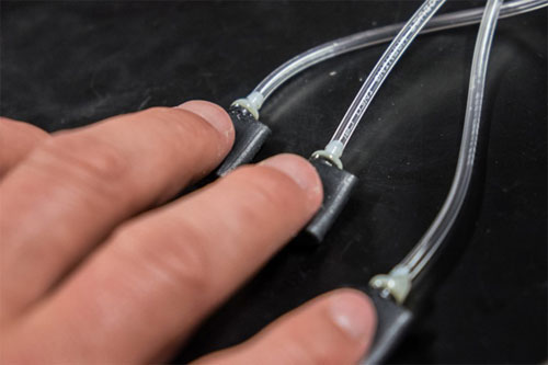 Hands Omni - Găng tay phản hồi giúp người đeo cảm nhận các vật thể trong thế giới ảo Hands Omni - Găng tay phản hồi giúp người đeo cảm nhận các vật thể trong thế giới ảo