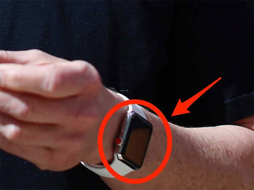 Tim Cook sử dụng một phiên bản Apple Watch đặc biệt