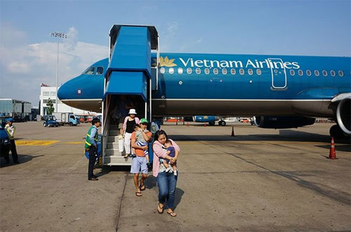 Máy bay của Vietnam Airlines chở khách đến Sân bay Tân Sơn Nhất