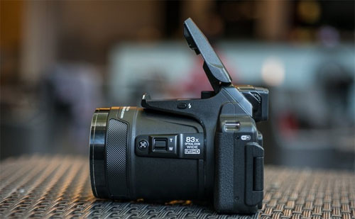 Ống kính của Nikon Coolpix P900 Nikon Coolpix P900 được trang bị lens 24-2000mm f2.8-6.5