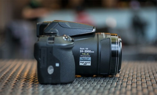 Nikon Coolpix P900 Mặt bên Coolpix P900