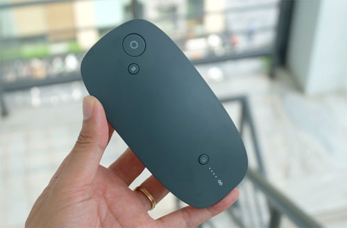 Pin dự phòng hỗ trợ nghe gọi, chụp ảnh từ xa Fonnebud Essential Plus có kiểu dáng khá giống dòng chuột cảm ứng Magic Mouse của Apple