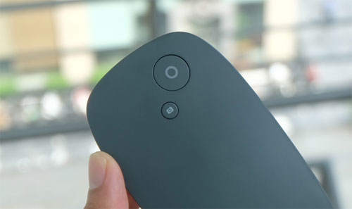 Pin dự phòng hỗ trợ nghe gọi, chụp ảnh từ xa Ngoài nút tròn lớn bật chụp ảnh, phím nhỏ cho phép người dùng chụp ảnh điện thoại từ xa