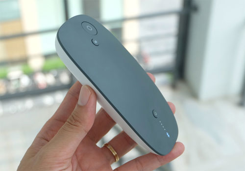 Pin dự phòng hỗ trợ nghe gọi, chụp ảnh từ xa Fonnebud Essential Plus có thể kết nối với các điện thoại thông minh qua Bluetooth 4.0