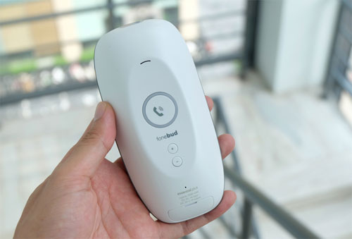 Pin dự phòng hỗ trợ nghe gọi, chụp ảnh từ xa Mặt sau thiết bị là phím nghe gọi hoặc cúp máy nếu đang ở trong cuộc gọi