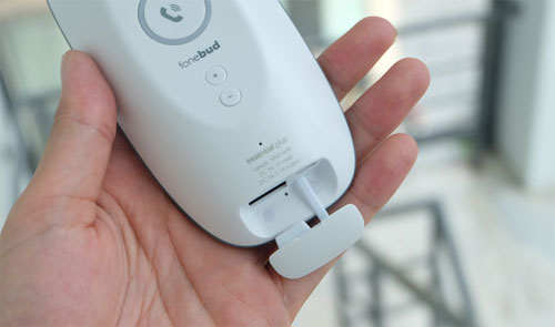 Pin dự phòng hỗ trợ nghe gọi, chụp ảnh từ xa Cổng đậy phía dưới của Fonebud được giữ bằng dây nhựa