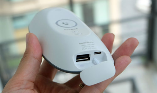 Pin dự phòng hỗ trợ nghe gọi, chụp ảnh từ xa Phía trong có một cổng USB để cắm đầu sạc cho điện thoại và cổng microUSB để sạc cho Fonnebud Essential Plus