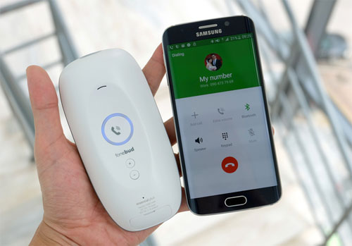 Pin dự phòng hỗ trợ nghe gọi, chụp ảnh từ xa Khi có điện thoại, Fonnebud Essential Plus có thể báo và nghe trực tiếp.