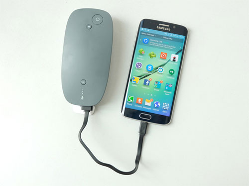 Pin dự phòng hỗ trợ nghe gọi, chụp ảnh từ xa Pin cho phép nghe gọi liên tục 30 tiếng và 100 tiếng thời gian chờ