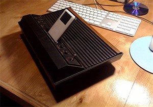 Đế iPod bằng máy chơi game Atari 2600 cổ kính