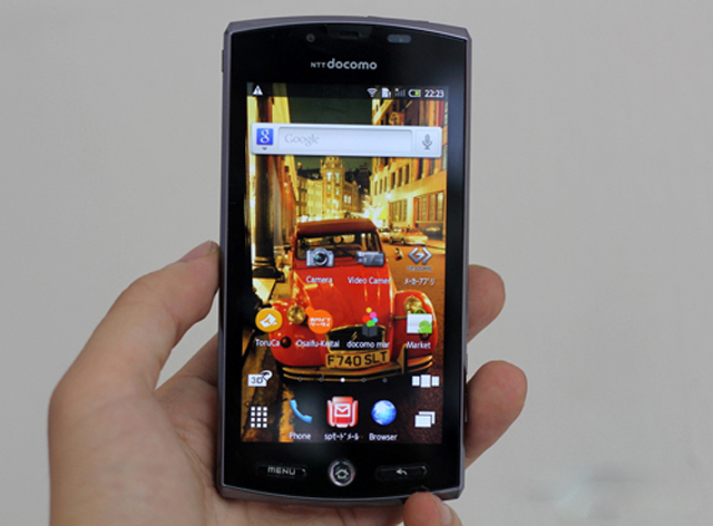 Ngắm điện thoại 3D chạy Android