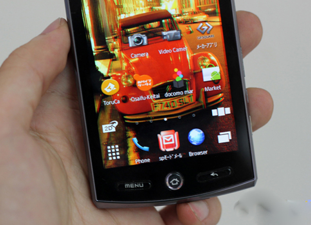 Ngắm điện thoại 3D chạy Android