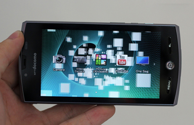 Ngắm điện thoại 3D chạy Android