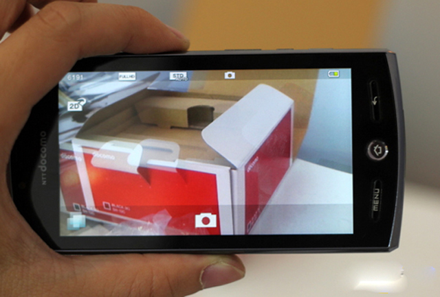 Ngắm điện thoại 3D chạy Android