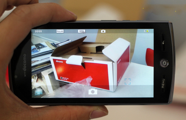 Ngắm điện thoại 3D chạy Android