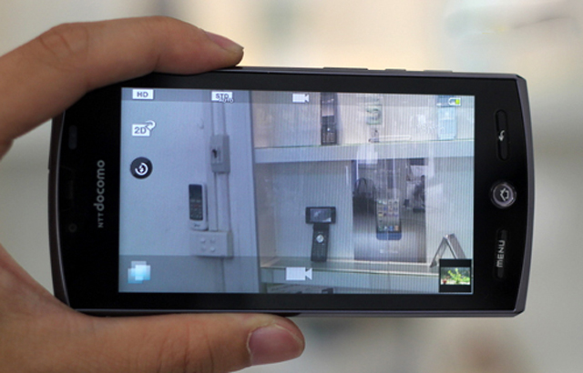 Ngắm điện thoại 3D chạy Android