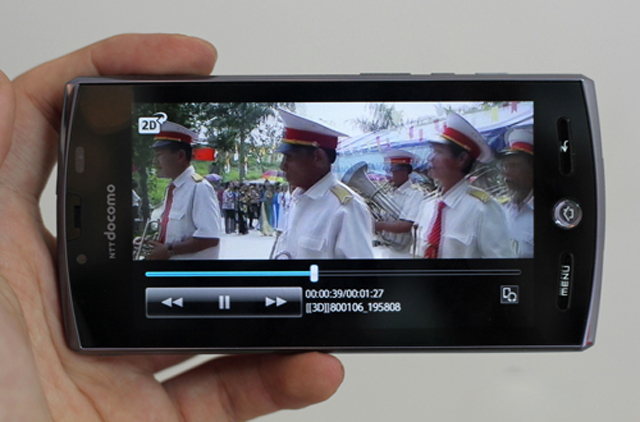 Ngắm điện thoại 3D chạy Android