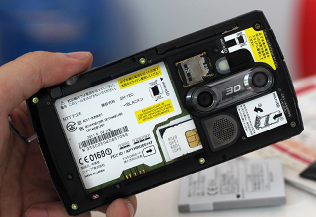 Ngắm điện thoại 3D chạy Android