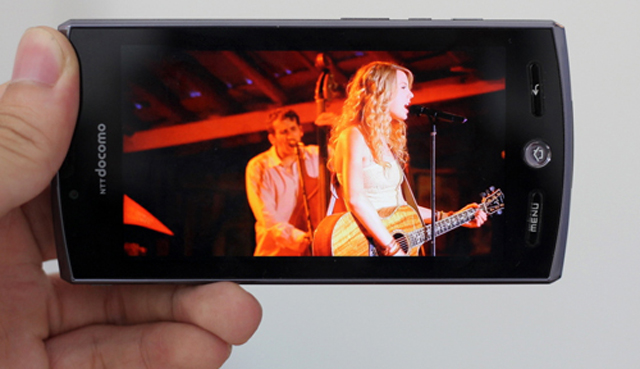 Ngắm điện thoại 3D chạy Android