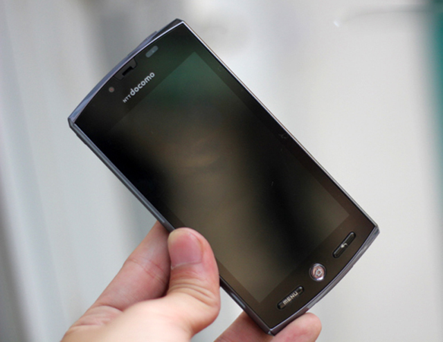 Ngắm điện thoại 3D chạy Android