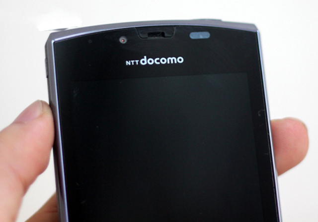 Ngắm điện thoại 3D chạy Android