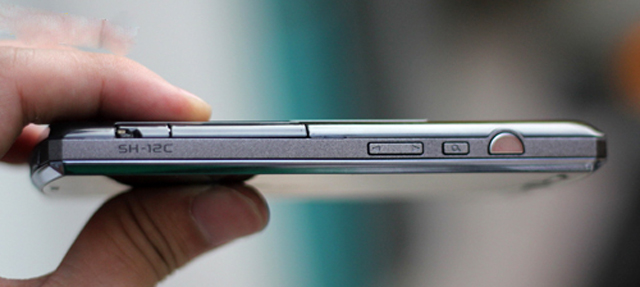 Ngắm điện thoại 3D chạy Android