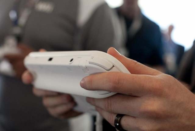 Cận cảnh Nintendo Wii U với tay cầm 'lạ mắt'