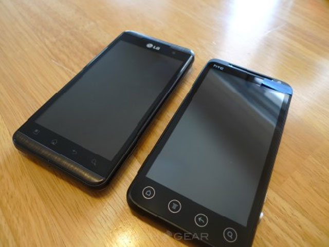 2 smartphone 3D không cần kính so dáng