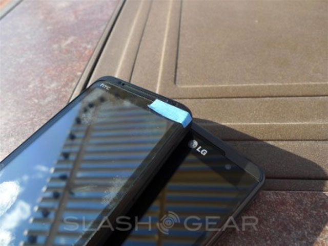 2 smartphone 3D không cần kính so dáng